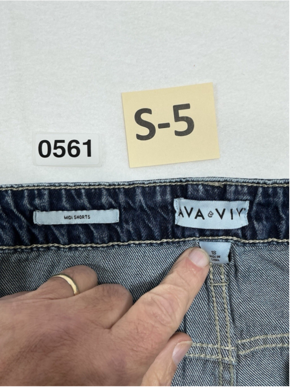 Womans NWT Ava & Viv Relaxed Fit Blue Jean Shorts Size 18 - Picture 6 of 10